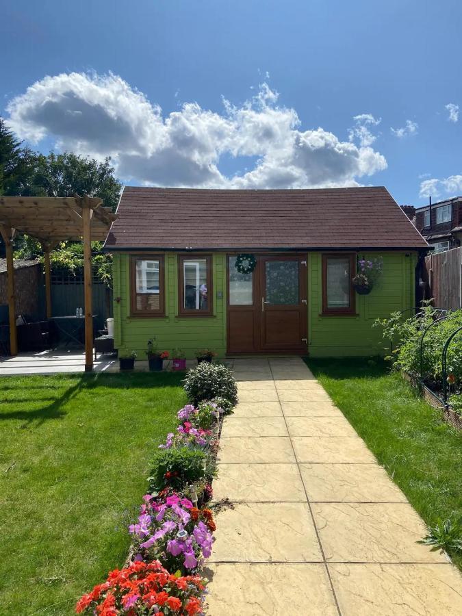 Charming Private Guest House Enfield Esterno foto