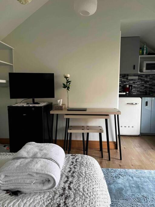 Charming Private Guest House Enfield Esterno foto