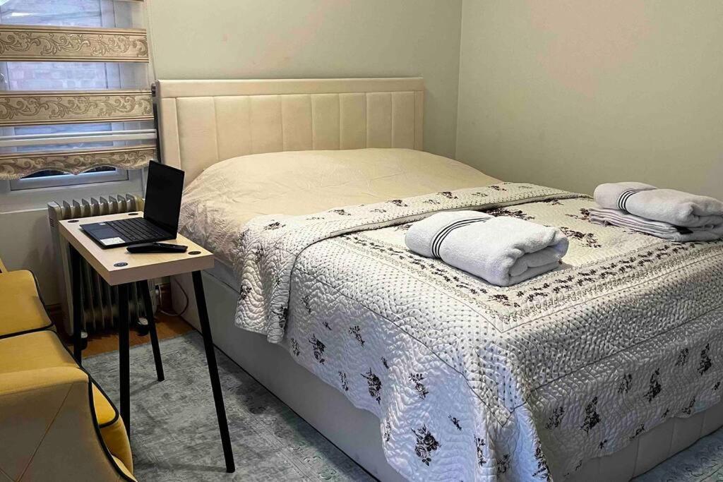 Charming Private Guest House Enfield Esterno foto