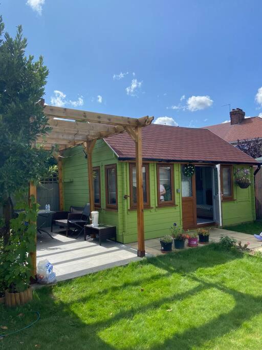 Charming Private Guest House Enfield Esterno foto