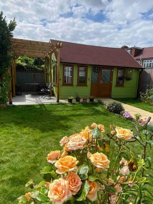 Charming Private Guest House Enfield Esterno foto